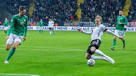Julian Brandt schießt das Tor für die deutsche Nationalmannschaft beim letzten EM-Qualifikationsspiel gegen Nordirland Ende November