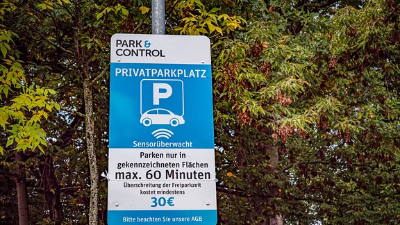 Parkplatz vom Discount: die private Firma Park & Control überwacht mit Sensoren die Dauer des Parkens von Kunden, aber vor allem von Fremdnutzern der Firmenparkplätze. Eine Mindeststrafe von 30 Euro gilt als verbindlich akzeptiert.