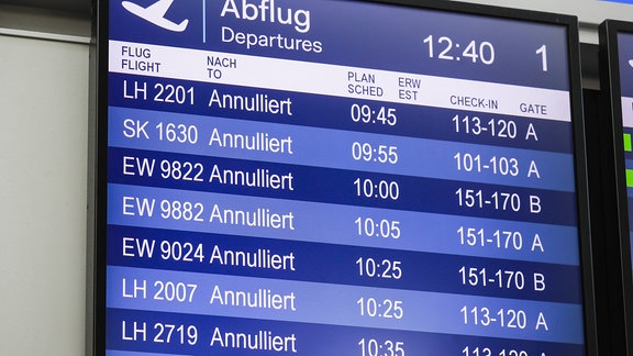 Anzeigetafel mit annullierten Flügen wegen eines Streiks in Düsseldorf