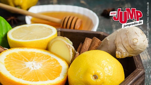 Ein daumengroßes Stück Ingwer, den Saft von zwei Zitronen und zwei Teelöffel Honig im Mixer mischen. Fertig. Statt Zitronen kannst du auch andere Zitrusfrüchte wie (Blut-)Orange, Grapefruit oder Limette verwenden. 