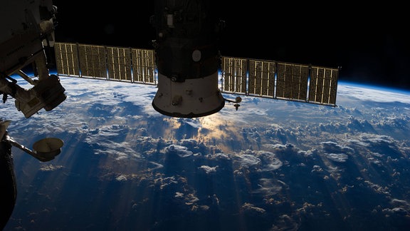 Eines der Besatzungsmitglieder der Expedition 36 an Bord der Internationalen Raumstation verwendete ein 50-mm-Objektiv, um dieses Bild einer großen Masse von Gewitterwolken über dem Atlantik in der Nähe von Brasilien und dem Äquator aufzunehmen