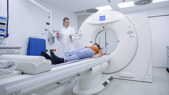 Patient in einem Magnetresonanztomographen oder auch: Kernspintomographen