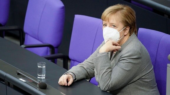 Angela Merkel am 18.11.2020 mit Maske auf der Regierungsbank bei der 191. Sitzung des Deutschen Bundestag in Berlin.