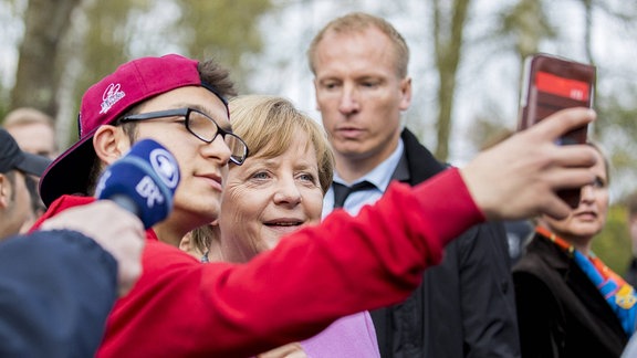 Bundeskanzlerin Angela Merkel macht ein Selfie mit einem Besucher Kanzlerin Angela Merkel beim Familientag der CDU im Hansapark