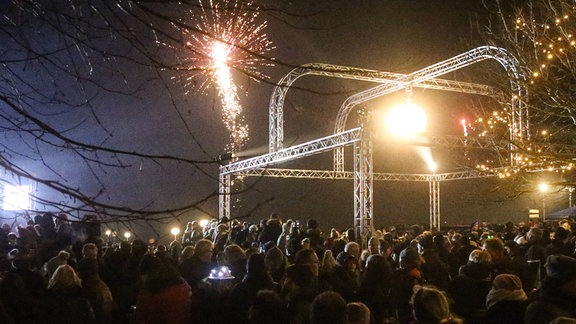 Partygäste auf der Silvesterparty und beim Silvesterfeuerwerk im Ostseebad Kühlungsborn 2019/2020
