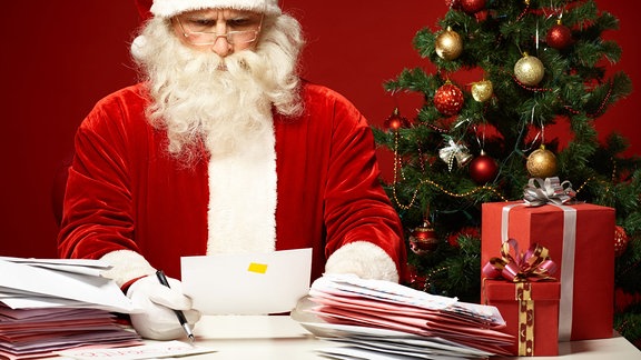Der Weihnachtsmann liest seine Post.